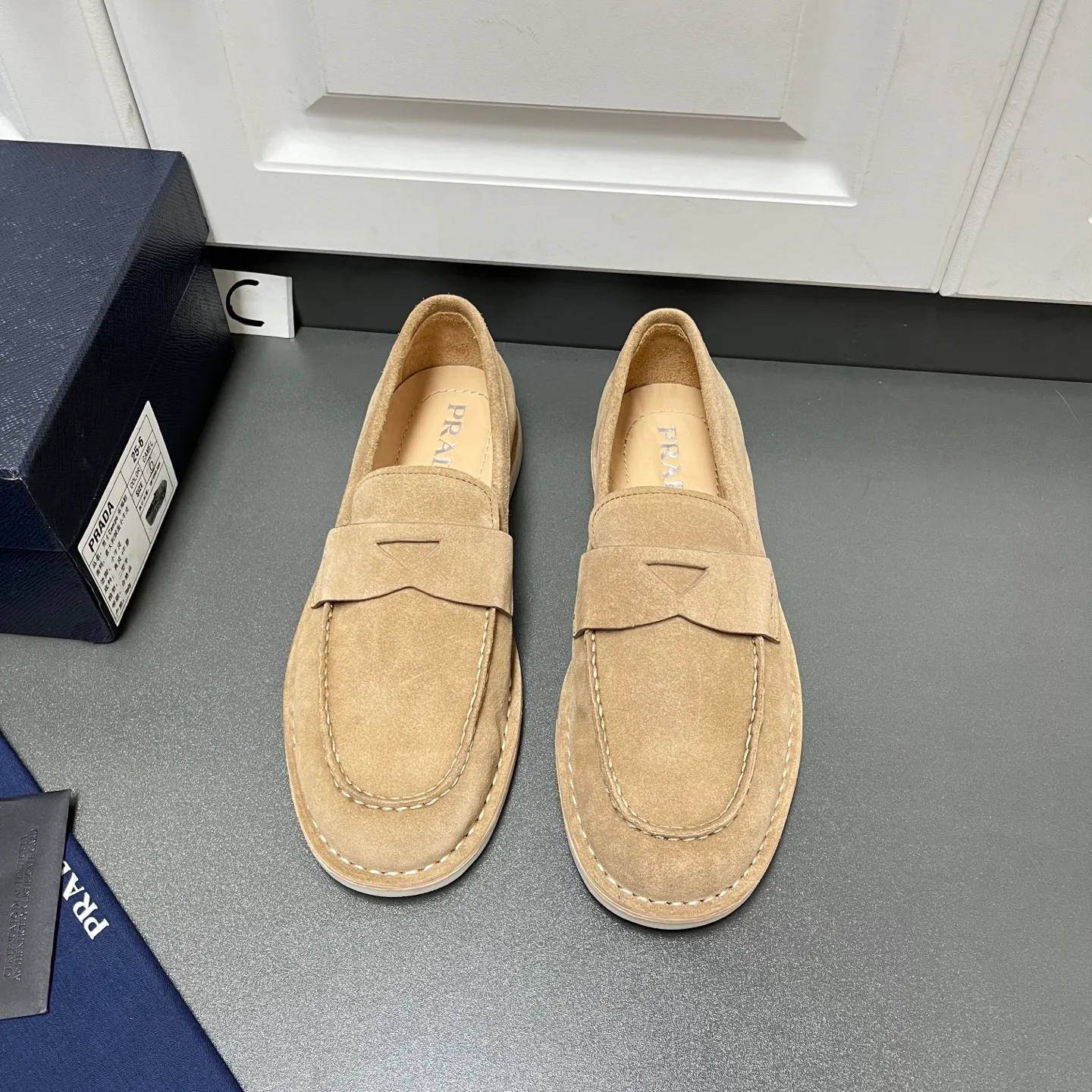 💰840 Prada men’s new suede leather loafers. Made of flocked cow second-layer leather, they combine classic design with handmade details, blending sophistication with casual comfort. Hot-stamped logo on the outside, topstitched seams on the skirt, 1.5cm white rubber sole with leather welt, dyed calfskin lining, silver-labeled cowhide feet, simple and elegant style, comes with a full set of original packaging dust bag! C leather shoe size: 39/40/41/42/43/44 Brown Welcome to order
